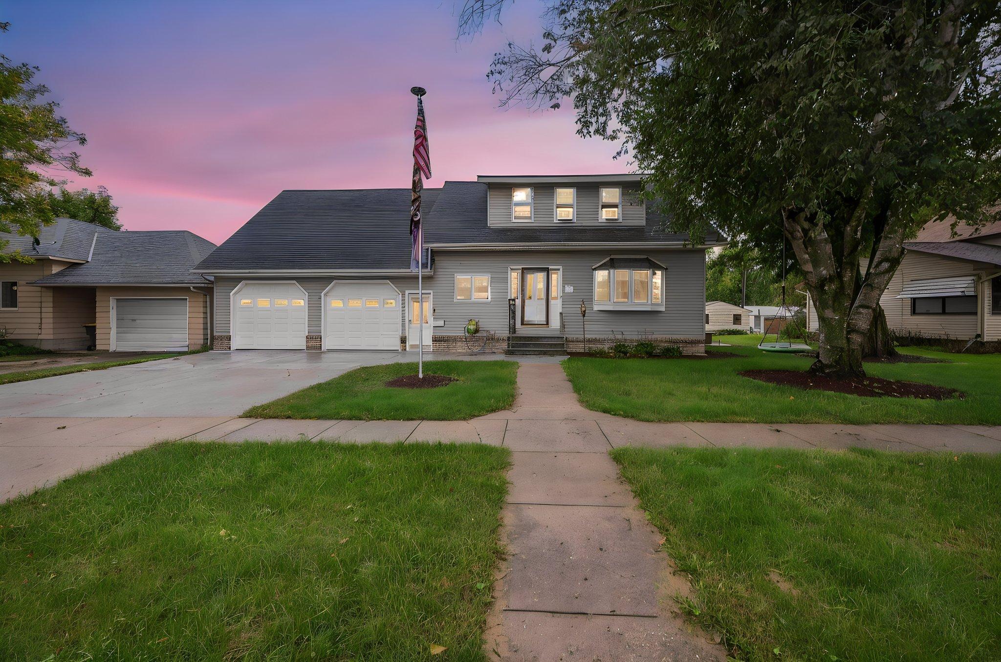 122 Lewis Street W - Photo 2