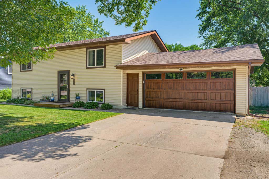 Photo of 745 Dale Street SW, Hutchinson, MN 55350 (MLS # 7119159)