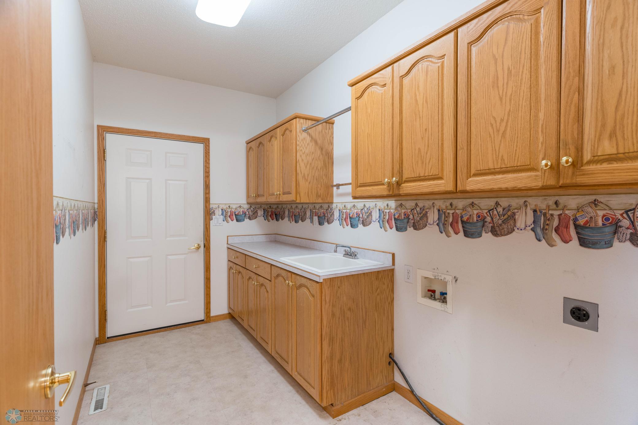 Moorhead, Minnesota 56560, United States, 3 Bedrooms Bedrooms, ,2 BathroomsBathrooms,Residential,Active,257230