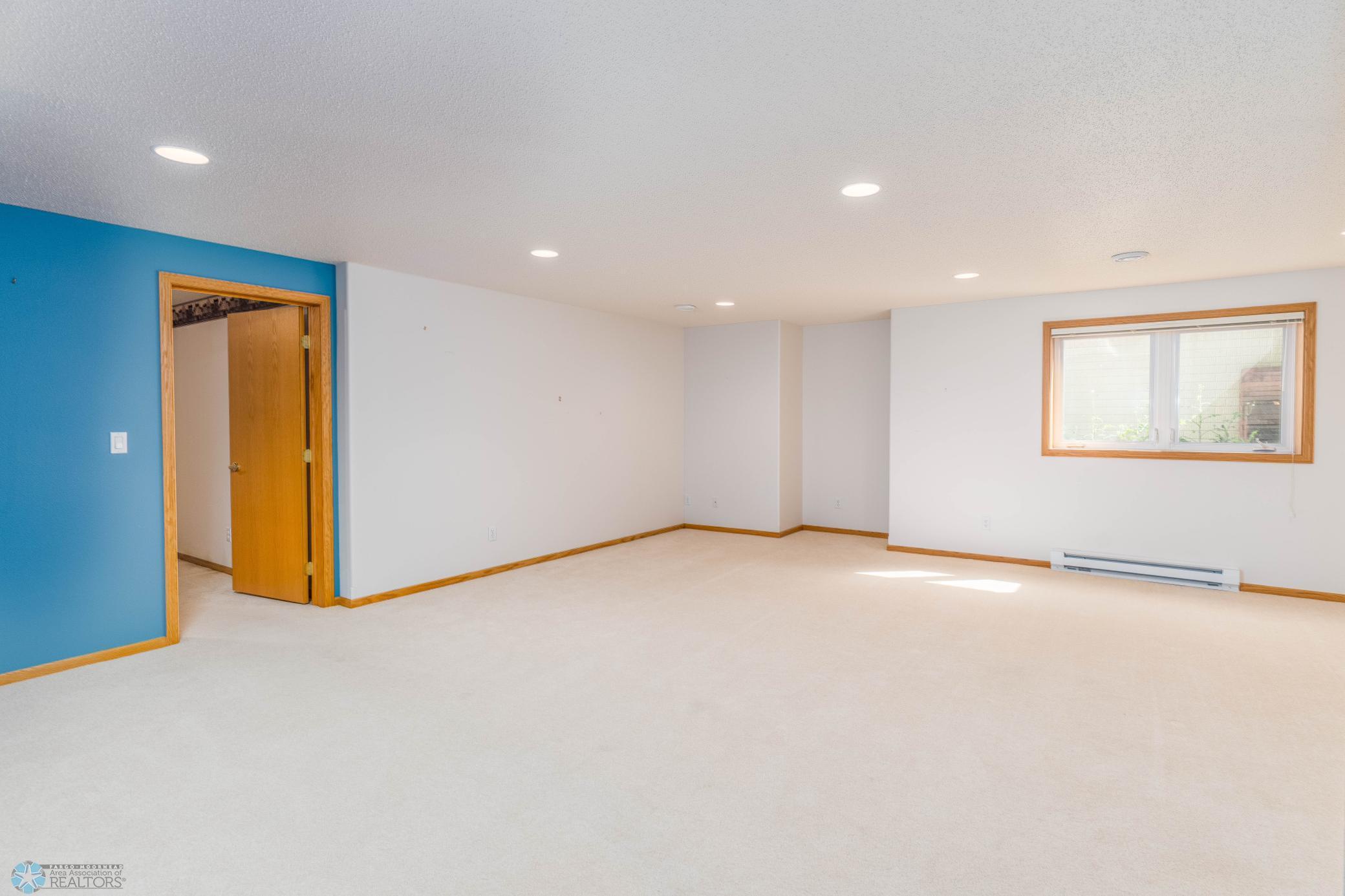 Moorhead, Minnesota 56560, United States, 3 Bedrooms Bedrooms, ,2 BathroomsBathrooms,Residential,Active,257230