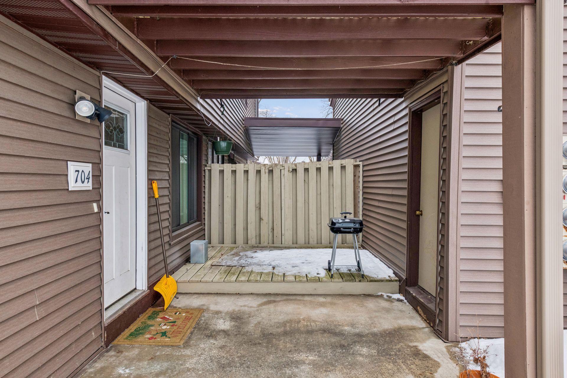 112704 Hundertmark Road