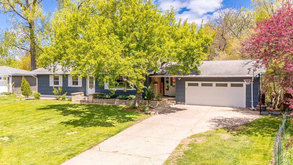 Photo of 1782 Onacrest Curve, Maplewood, MN 55117 (MLS # 7071605)