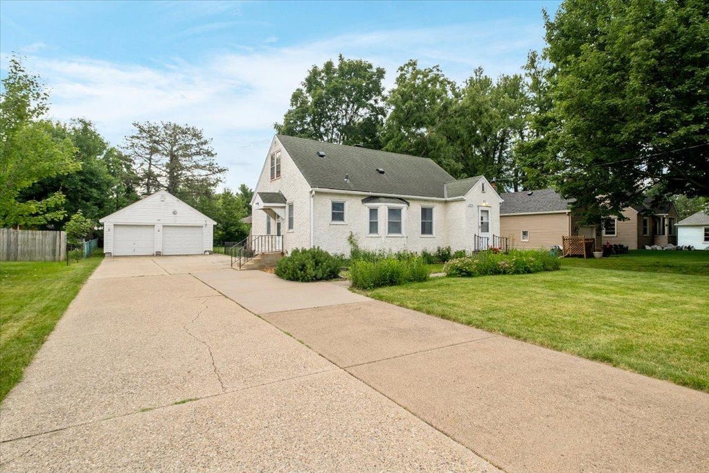 Photo of 2476 Stillwater Road E, Maplewood, MN 55119 (MLS # 7096927)