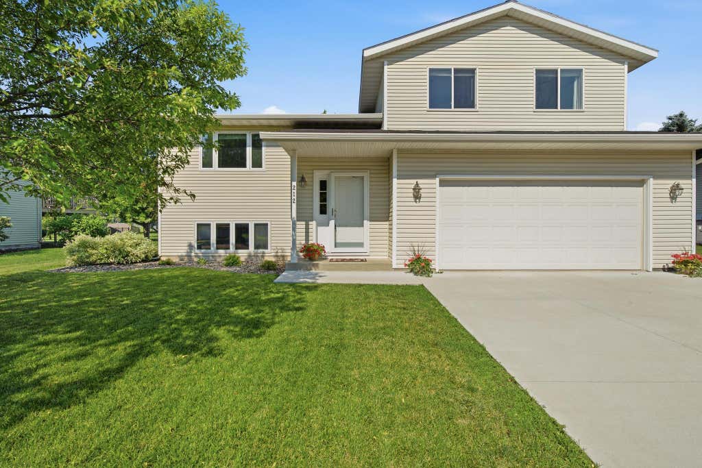 Photo of 212 Glen Ellen Drive, Mankato, MN 56001 (MLS # 7099874)