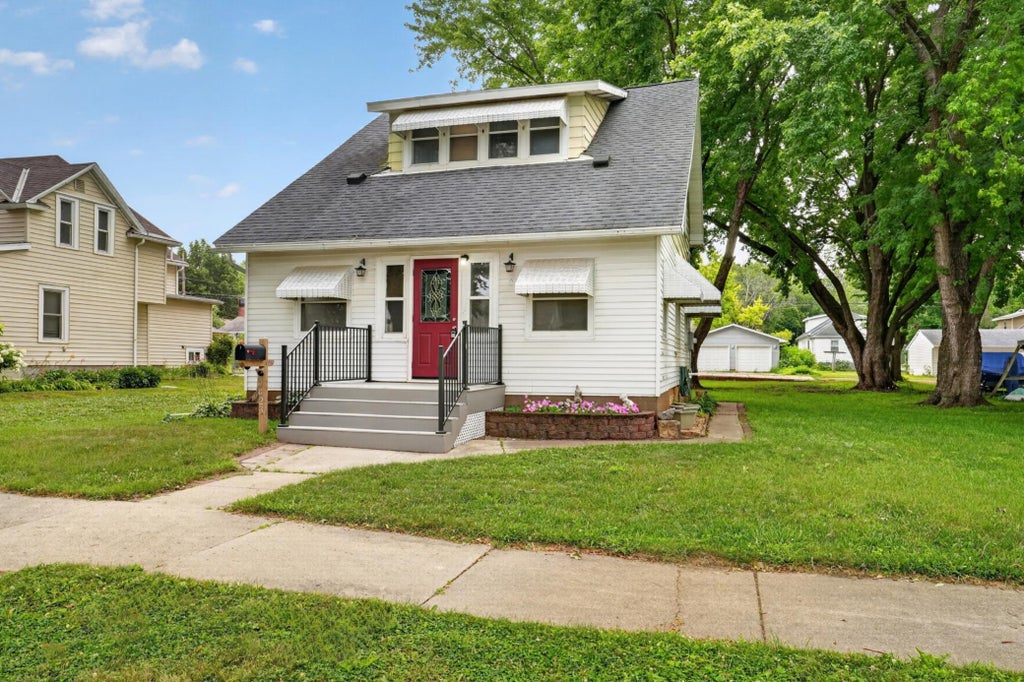 Photo of 1423 N 2nd Street, Mankato, MN 56001 (MLS # 7162865)