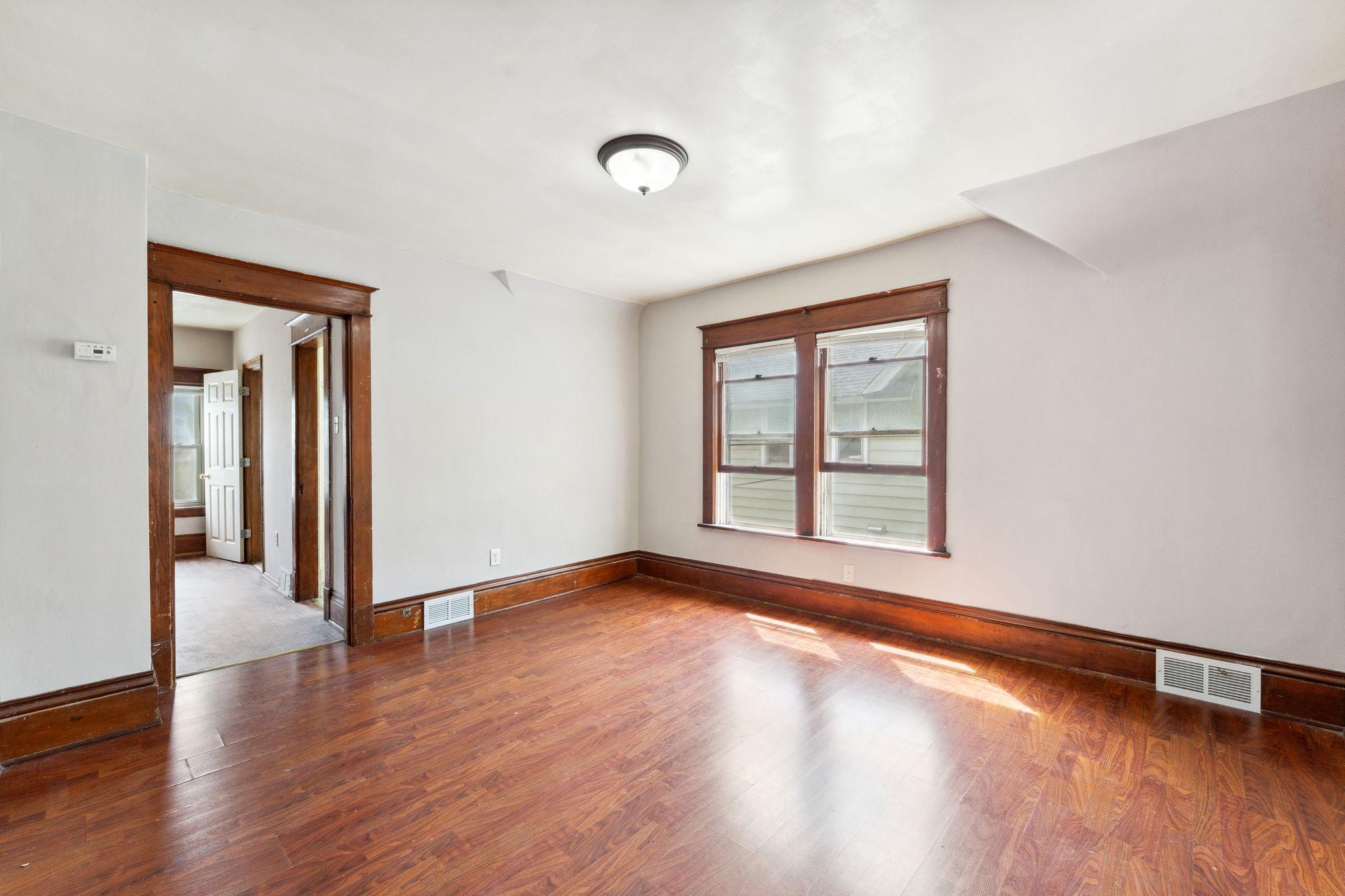 906 5th Street E