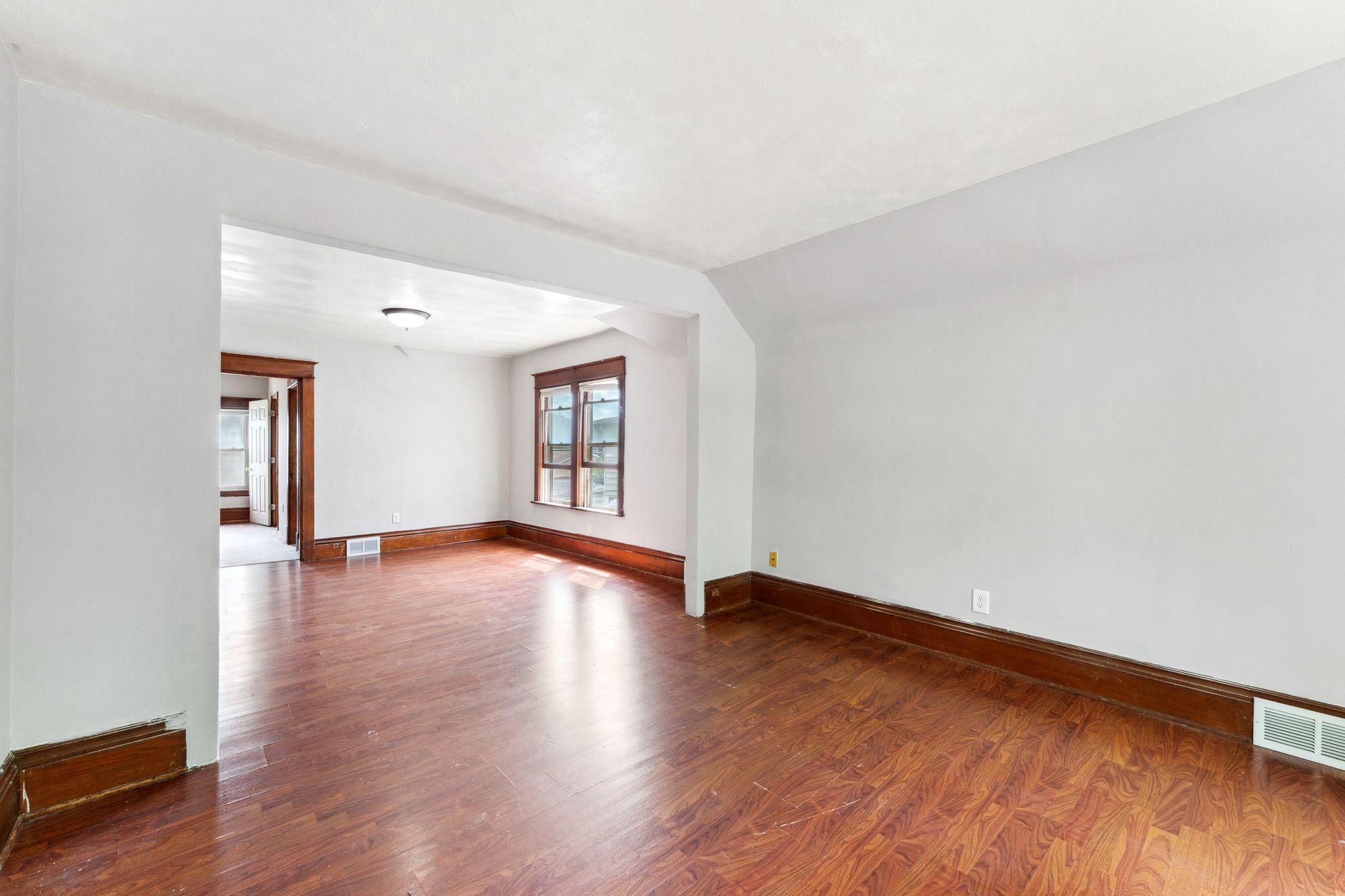 906 5th Street E