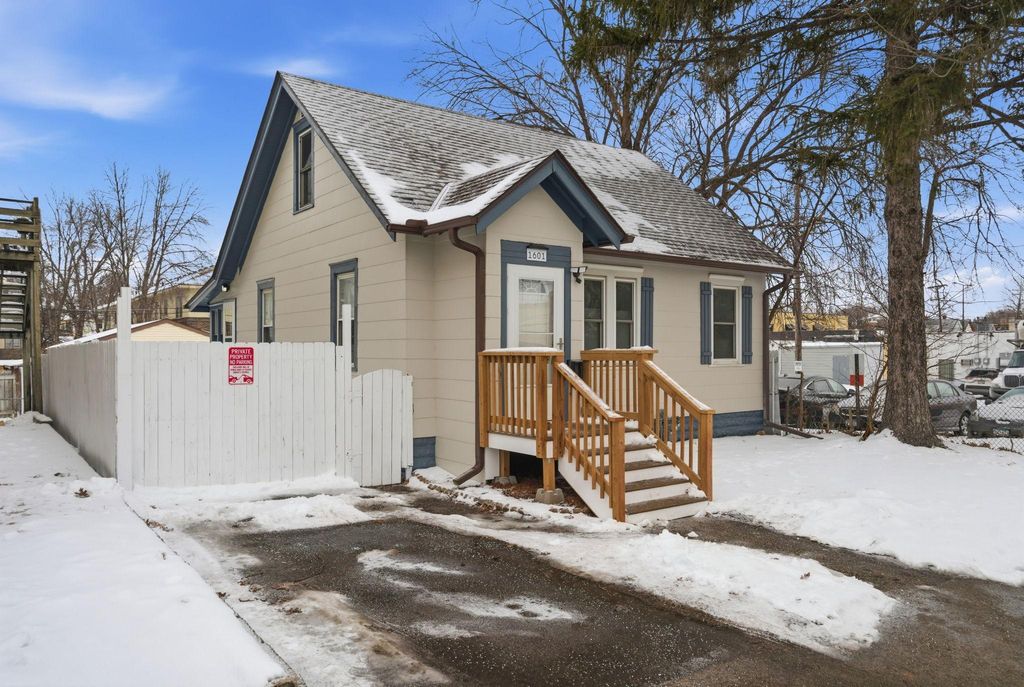 Photo of 1601 Sherburne Avenue, Saint Paul, MN 55104 (MLS # 7025888)
