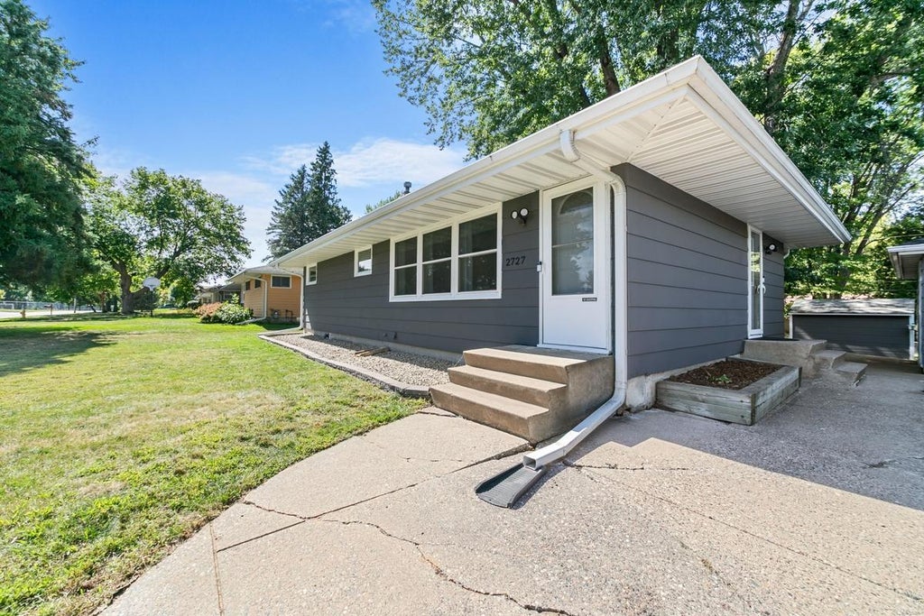 Photo of 2727 Woodbridge Street, Roseville, MN 55113 (MLS # 7144801)