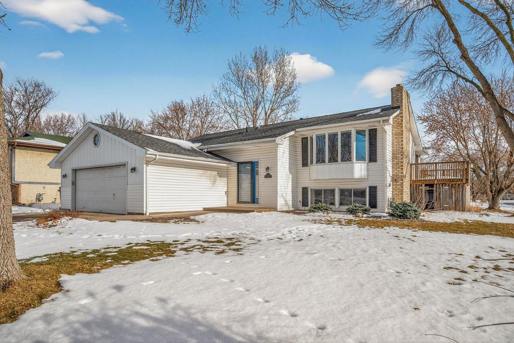 Photo of 6616 Hillsboro Avenue N, Brooklyn Park, MN 55428 (MLS # 7008903)