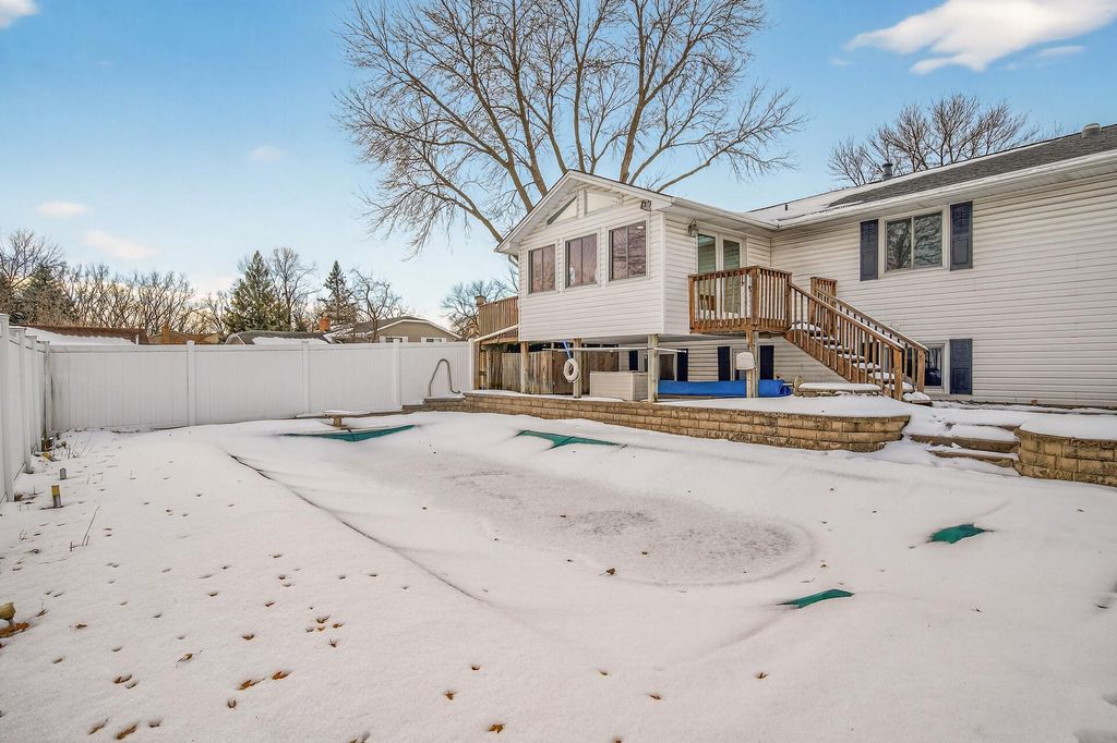 Photo of 6616 Hillsboro Avenue N, Brooklyn Park, MN 55428 (MLS # 7008903)