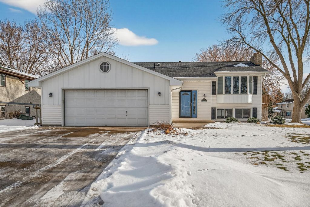 Photo of 6616 Hillsboro Avenue N, Brooklyn Park, MN 55428 (MLS # 7008903)