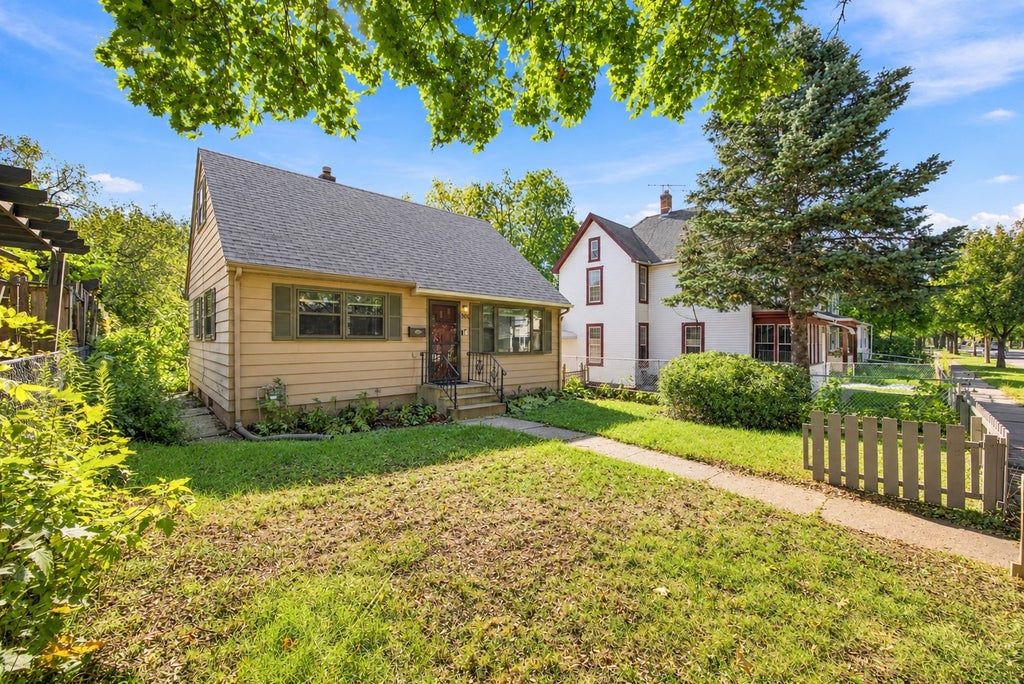 Photo of 920 Magnolia Avenue E, Saint Paul, MN 55106 (MLS # 7157245)