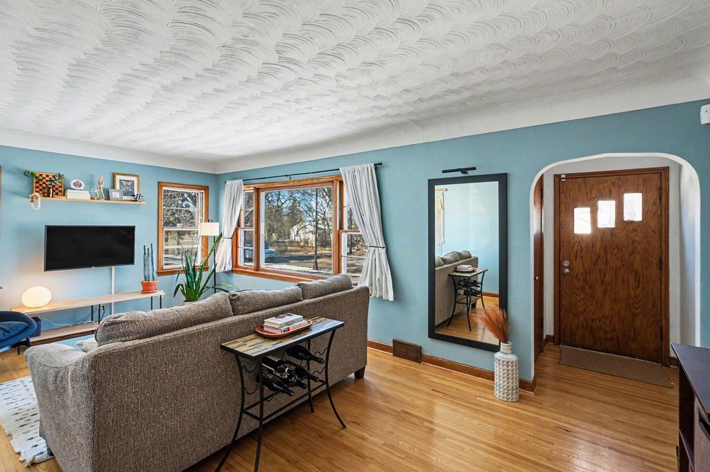 Photo of 2016 Sherwood Avenue, Saint Paul, MN 55119 (MLS # 7034101)