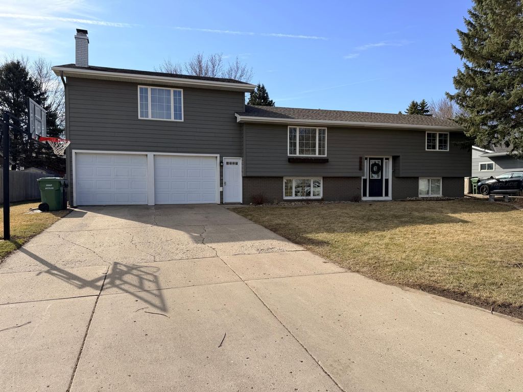 Photo of 1511 Eckerson Drive, Worthington, MN 56187 (MLS # 7044203)