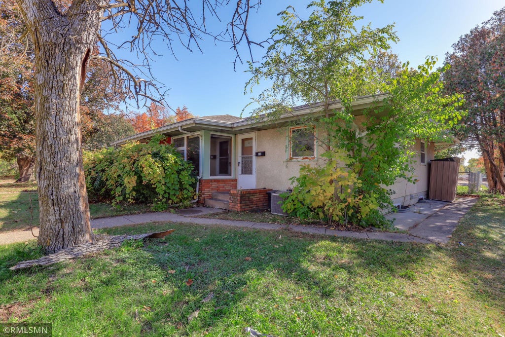 Photo of 1530 Reaney Avenue, Saint Paul, MN 55106 (MLS # 7163258)