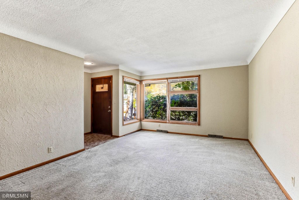Photo of 1530 Reaney Avenue, Saint Paul, MN 55106 (MLS # 7163258)