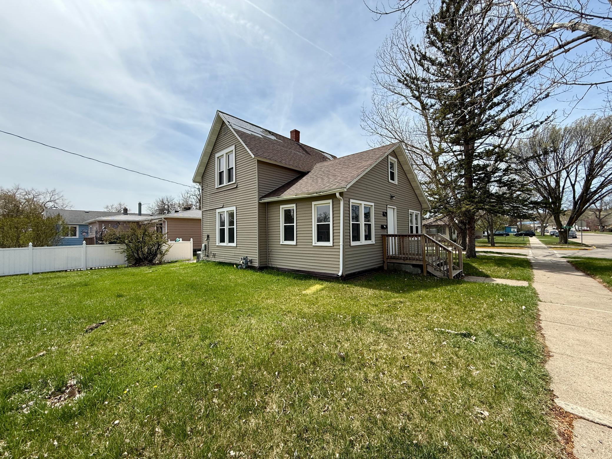 755 4th Street SW