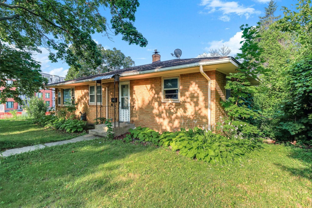 Photo of 605 Greenbrier Street, Saint Paul, MN 55106 (MLS # 7113453)
