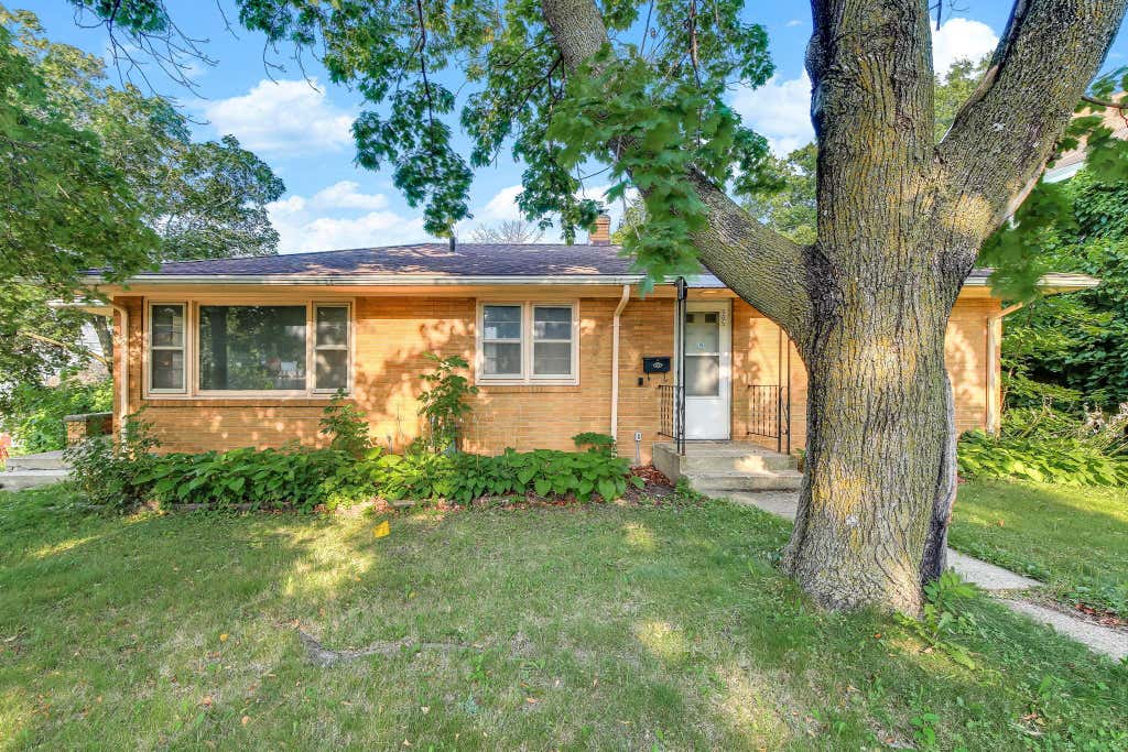 Photo of 605 Greenbrier Street, Saint Paul, MN 55106 (MLS # 7113453)