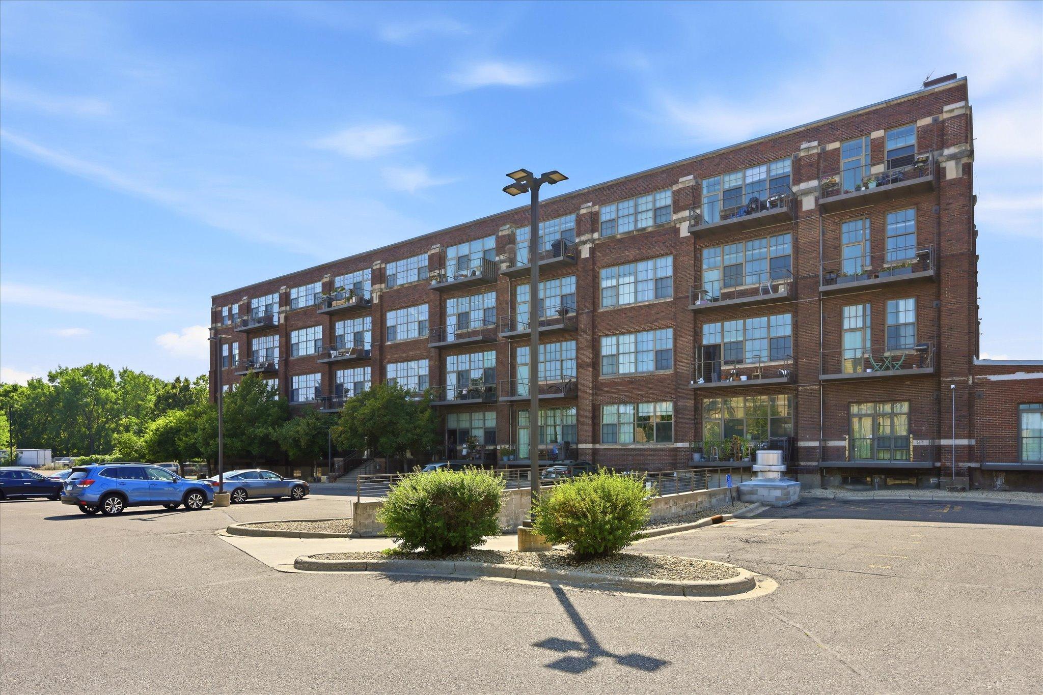 1901 E Hennepin Avenue 202
