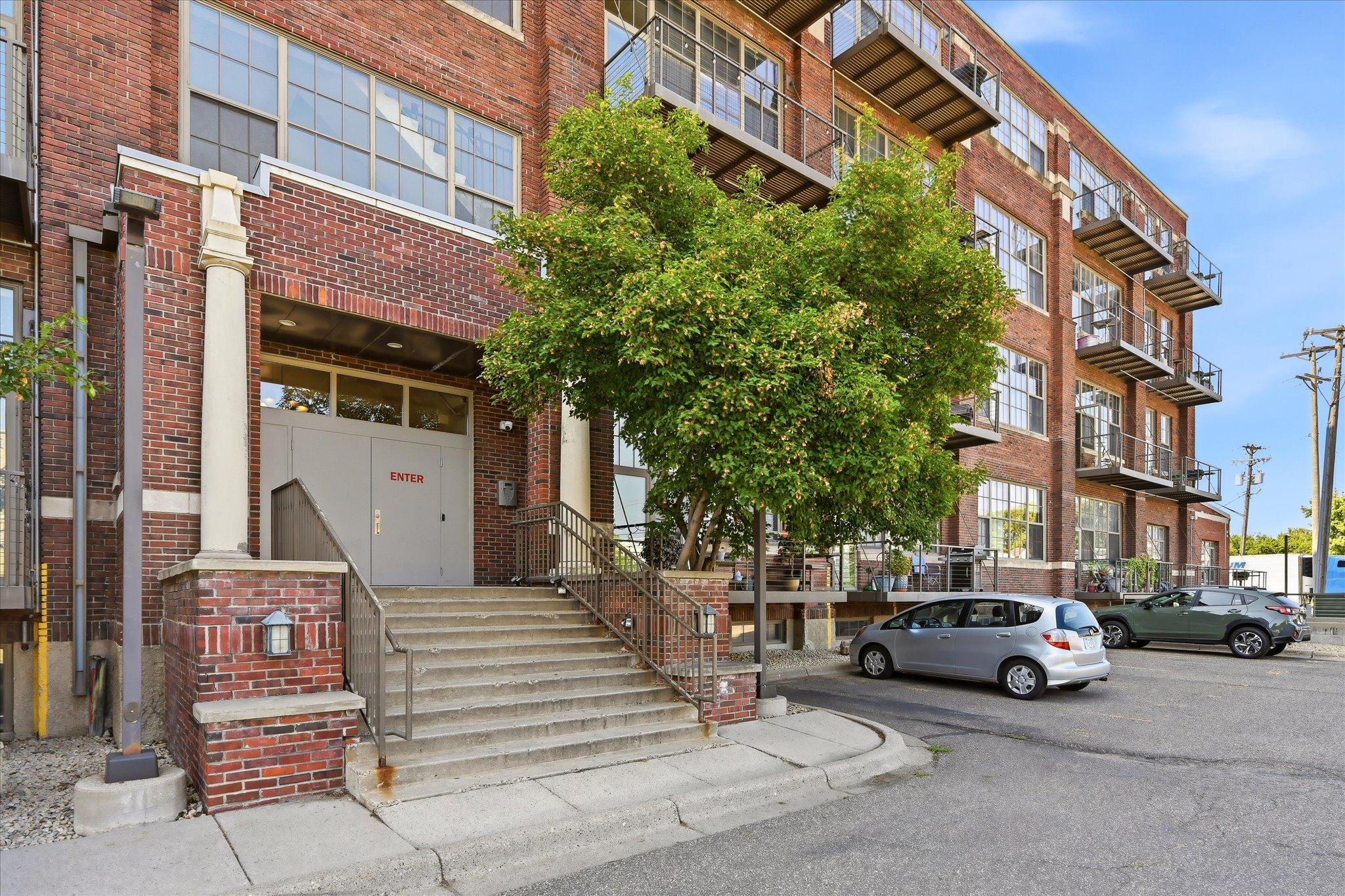 1901 E Hennepin Avenue 202