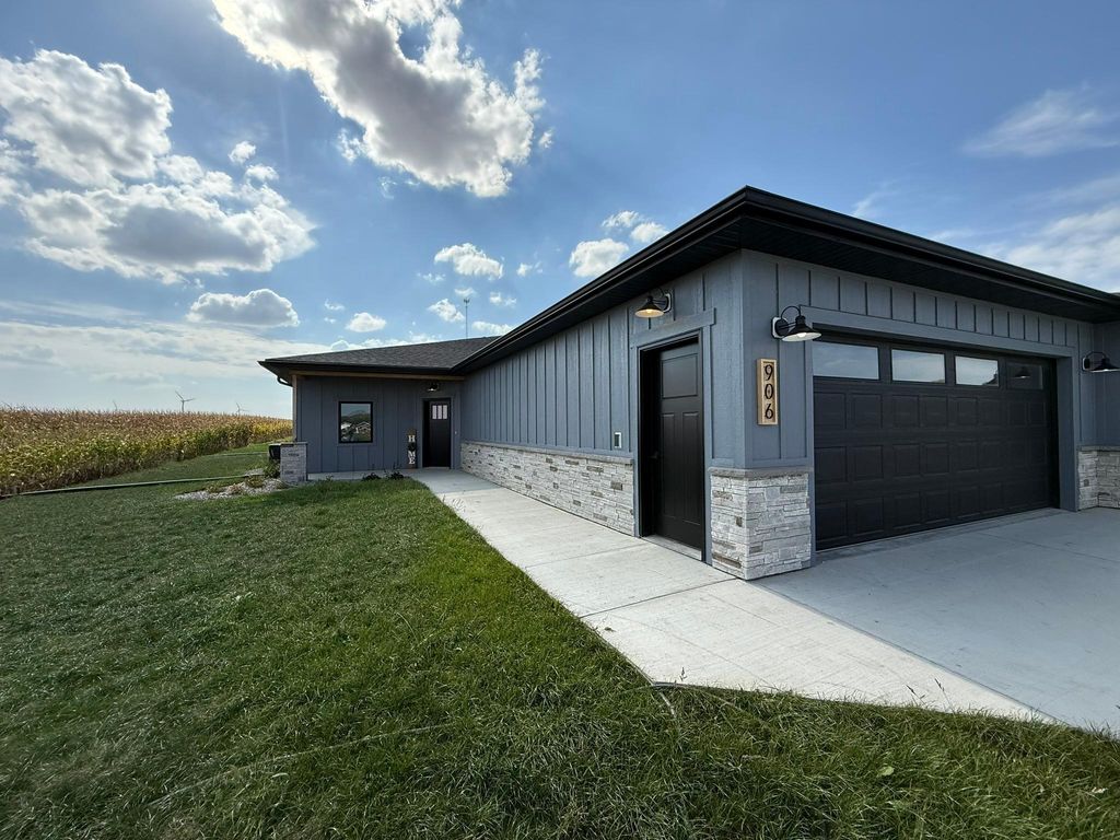 Photo of 906 Funk Avenue, Lakefield, MN 56150 (MLS # 7030177)