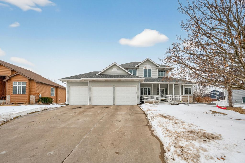 Photo of 10010 Fallgold Parkway N, Brooklyn Park, MN 55443 (MLS # 7021495)