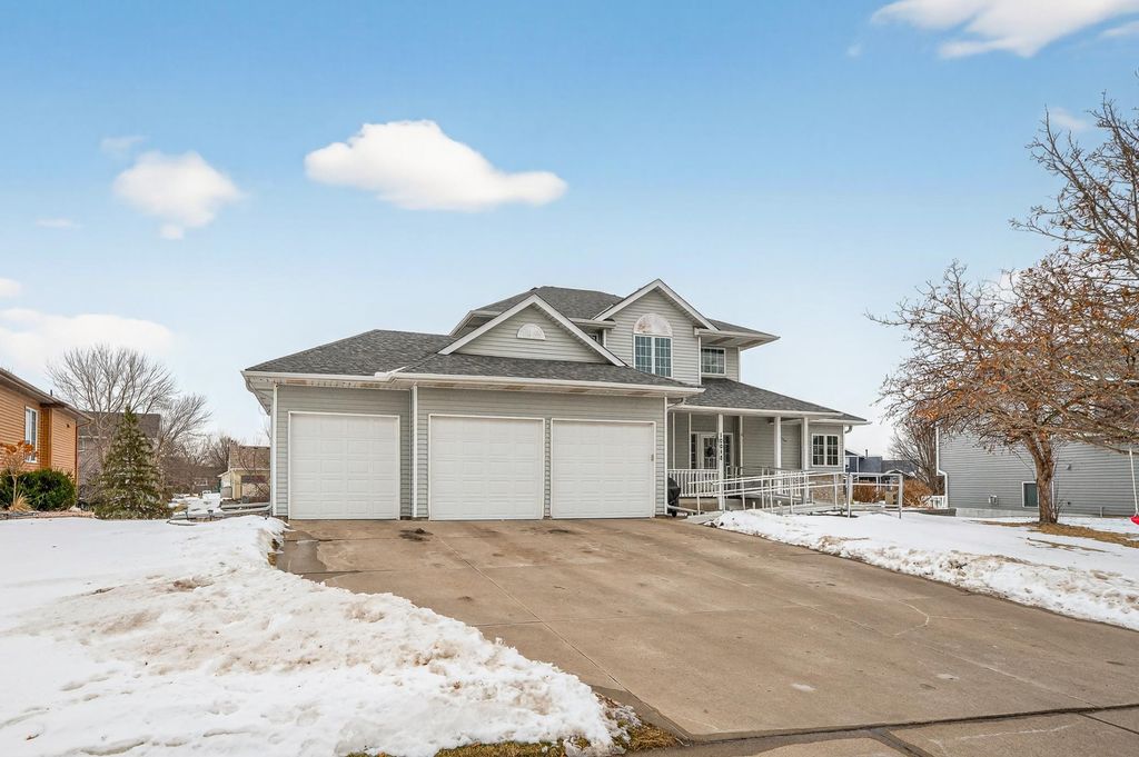 Photo of 10010 Fallgold Parkway N, Brooklyn Park, MN 55443 (MLS # 7021495)