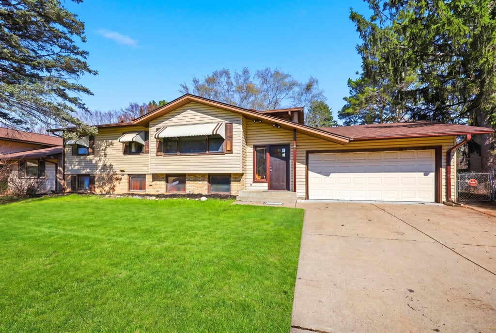 Photo of 182 N Faye Street, Saint Paul, MN 55119 (MLS # 7139958)