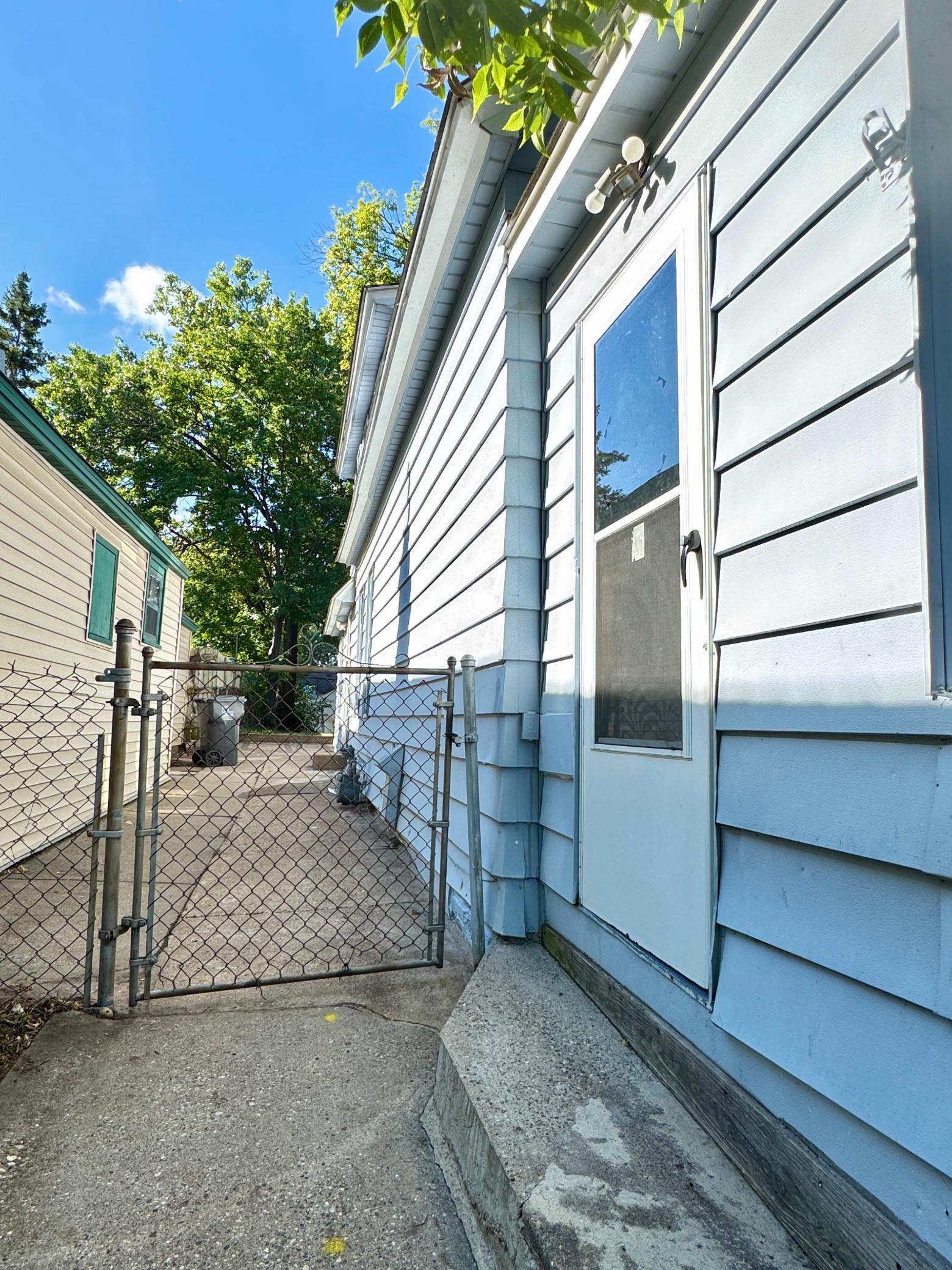 486 Lawson Avenue W