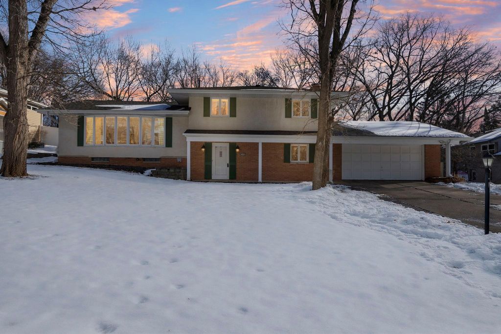 Photo of 3080 Oxford Street N, Roseville, MN 55113 (MLS # 7005393)