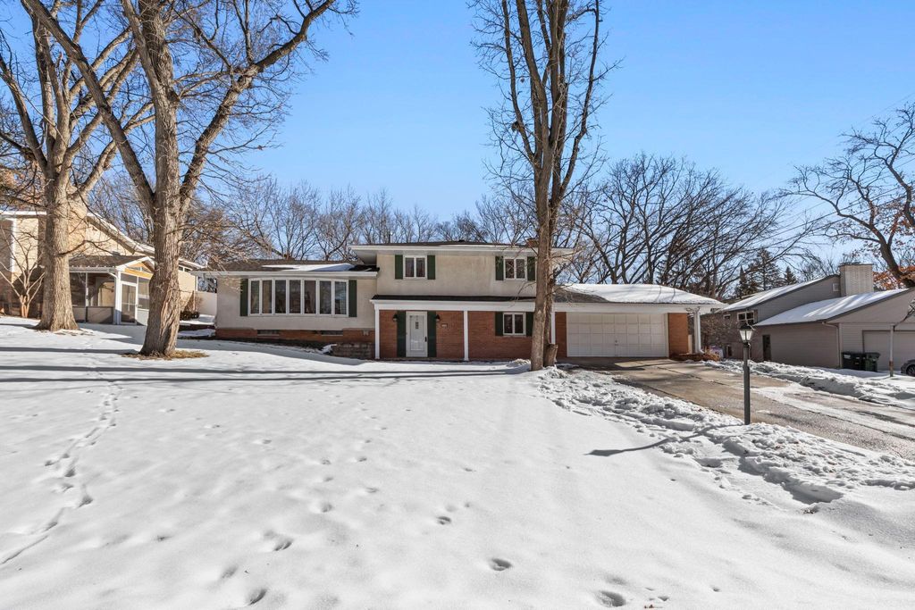 Photo of 3080 Oxford Street N, Roseville, MN 55113 (MLS # 7005393)
