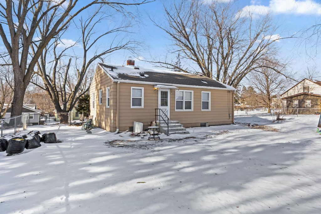 Photo of 1594 Albemarle Street, Saint Paul, MN 55117 (MLS # 7014409)