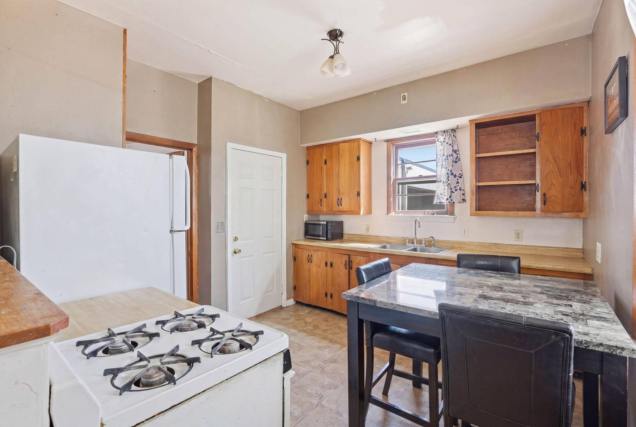 918 18 1/2 Avenue NE