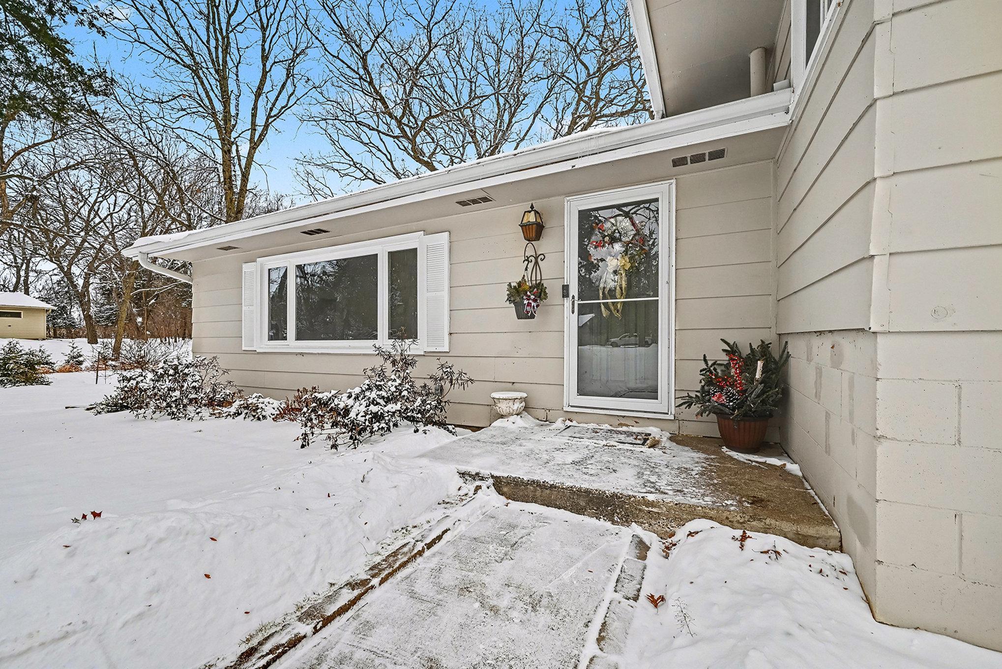 11620 Leeward Avenue S