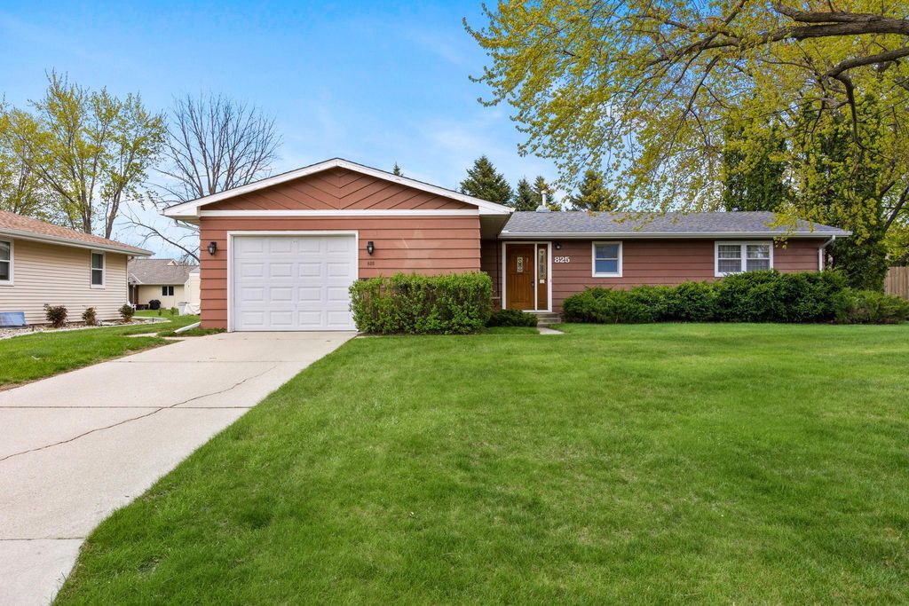 Photo of 825 Spruce Street NE, Hutchinson, MN 55350 (MLS # 7067046)