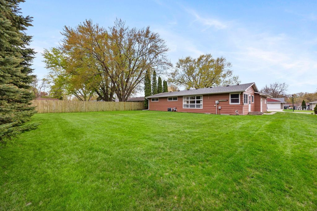 Photo of 825 Spruce Street NE, Hutchinson, MN 55350 (MLS # 7067046)