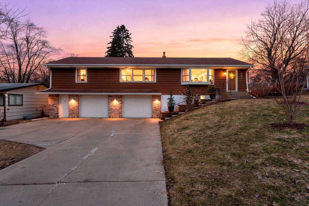 Photo of 807 Rose Place, Roseville, MN 55113 (MLS # 7032412)