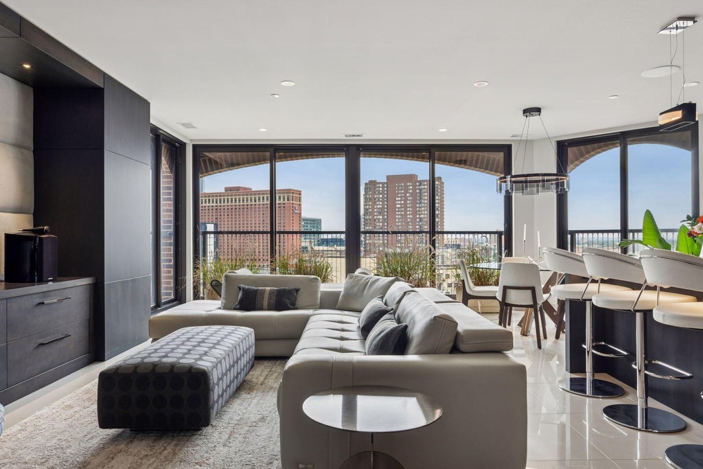Photo of 1201 Yale Place #1110, Minneapolis, MN 55403 (MLS # 7138872)