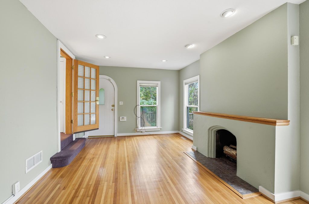 Photo of 233 Groveland Avenue, Minneapolis, MN 55403 (MLS # 7038930)