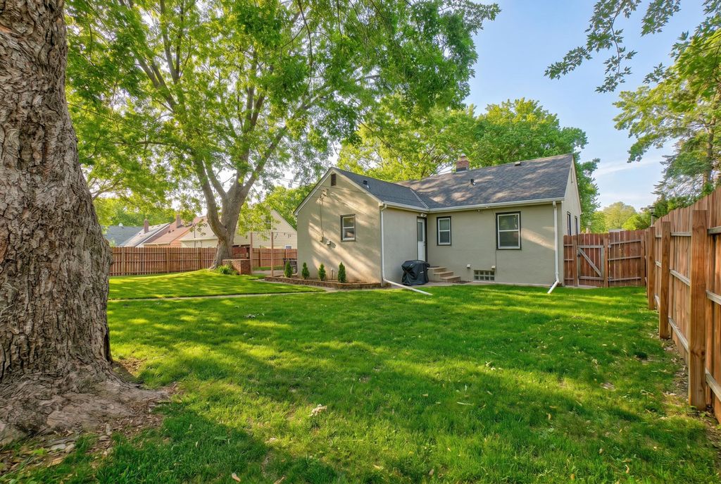 Photo of 1742 Nevada Avenue E, Saint Paul, MN 55106 (MLS # 7088587)