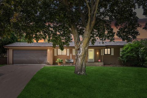 387 Iona Lane Roseville MN 55113