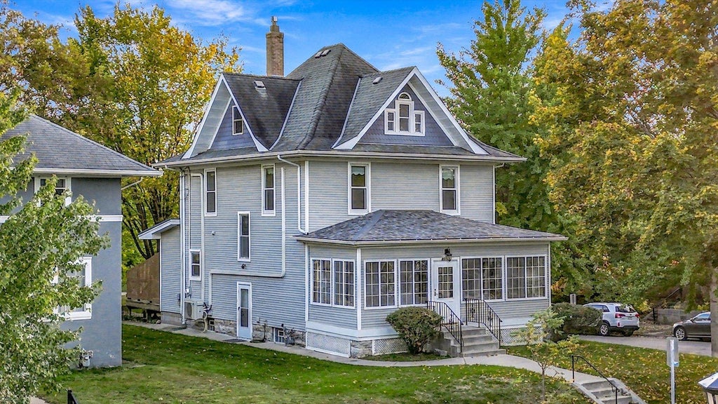 Photo of 2016 Laurel Avenue, Saint Paul, MN 55104 (MLS # 7159754)