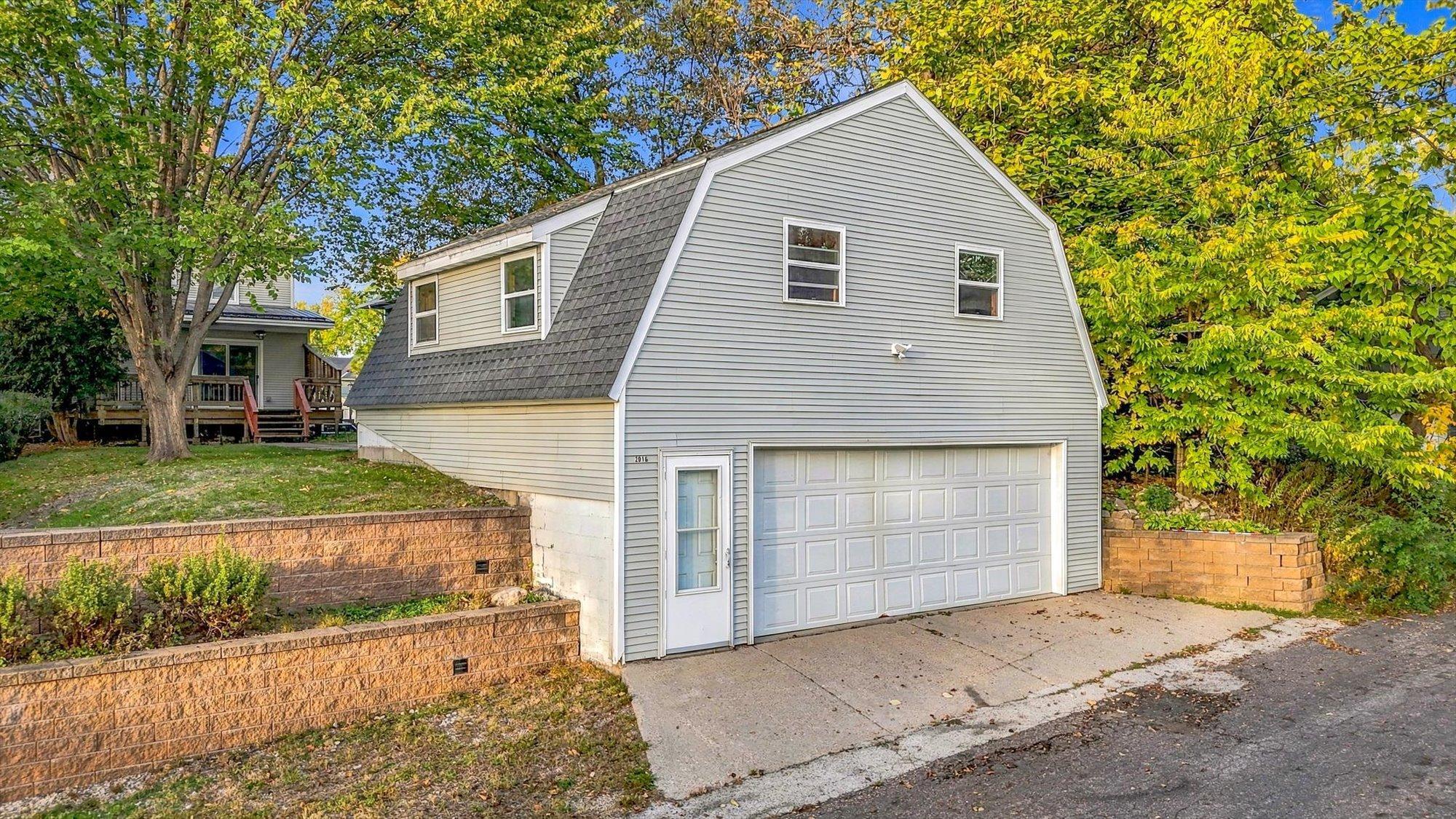 2016 Laurel Avenue