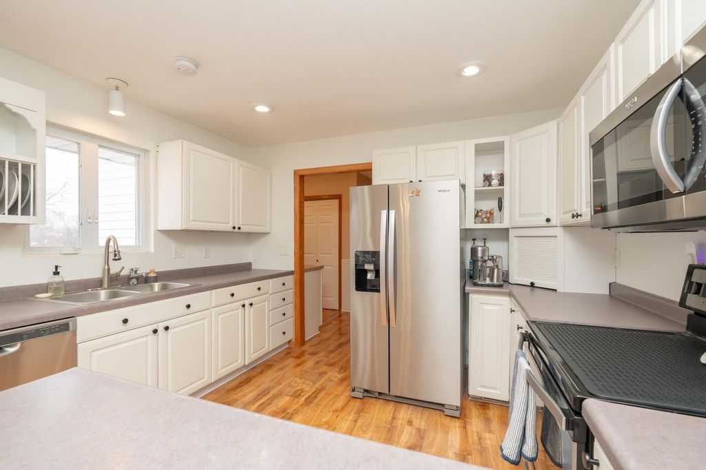 Photo of 2012 Hillsboro Avenue N, Golden Valley, MN 55427 (MLS # 7008537)