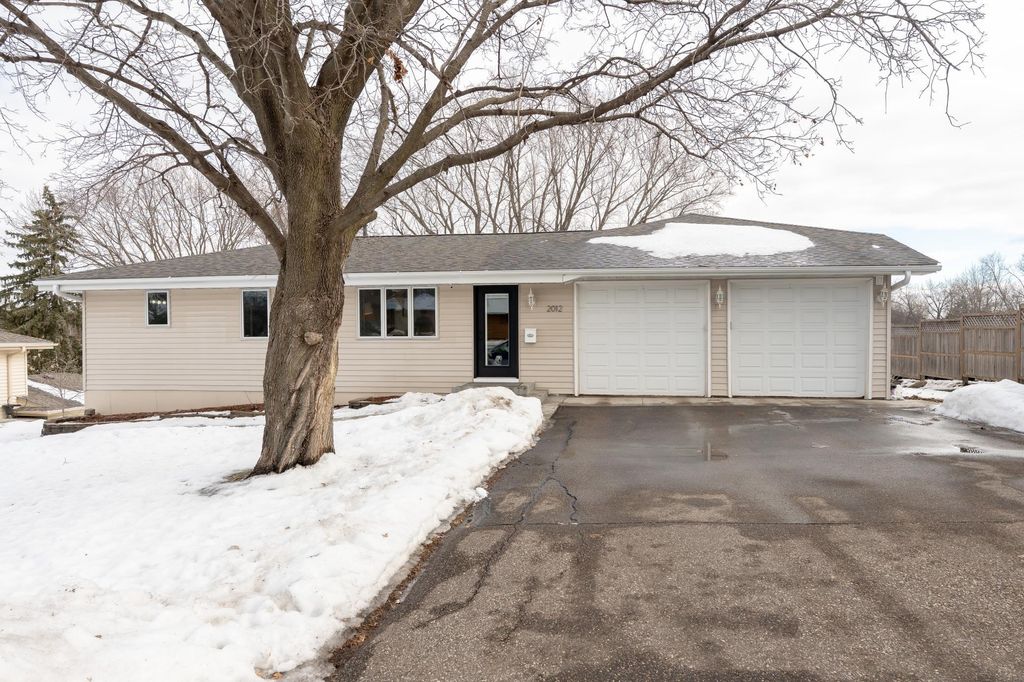 Photo of 2012 Hillsboro Avenue N, Golden Valley, MN 55427 (MLS # 7008537)