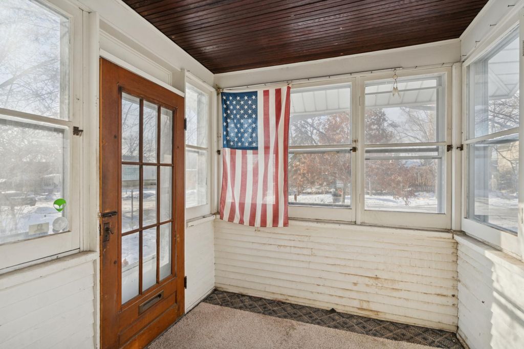 Photo of 802 Howell Street N, Saint Paul, MN 55104 (MLS # 7000261)