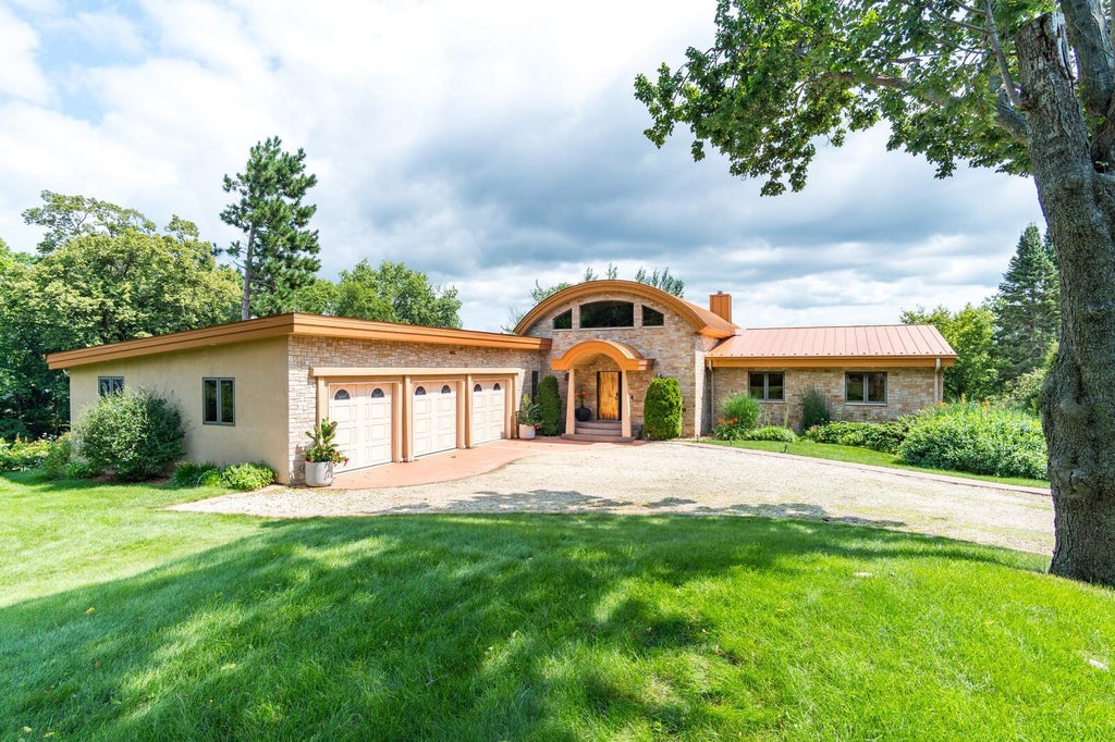 Photo of 30960 Old Mill Road, Dresbach Twp, MN 55947 (MLS # 7108534)