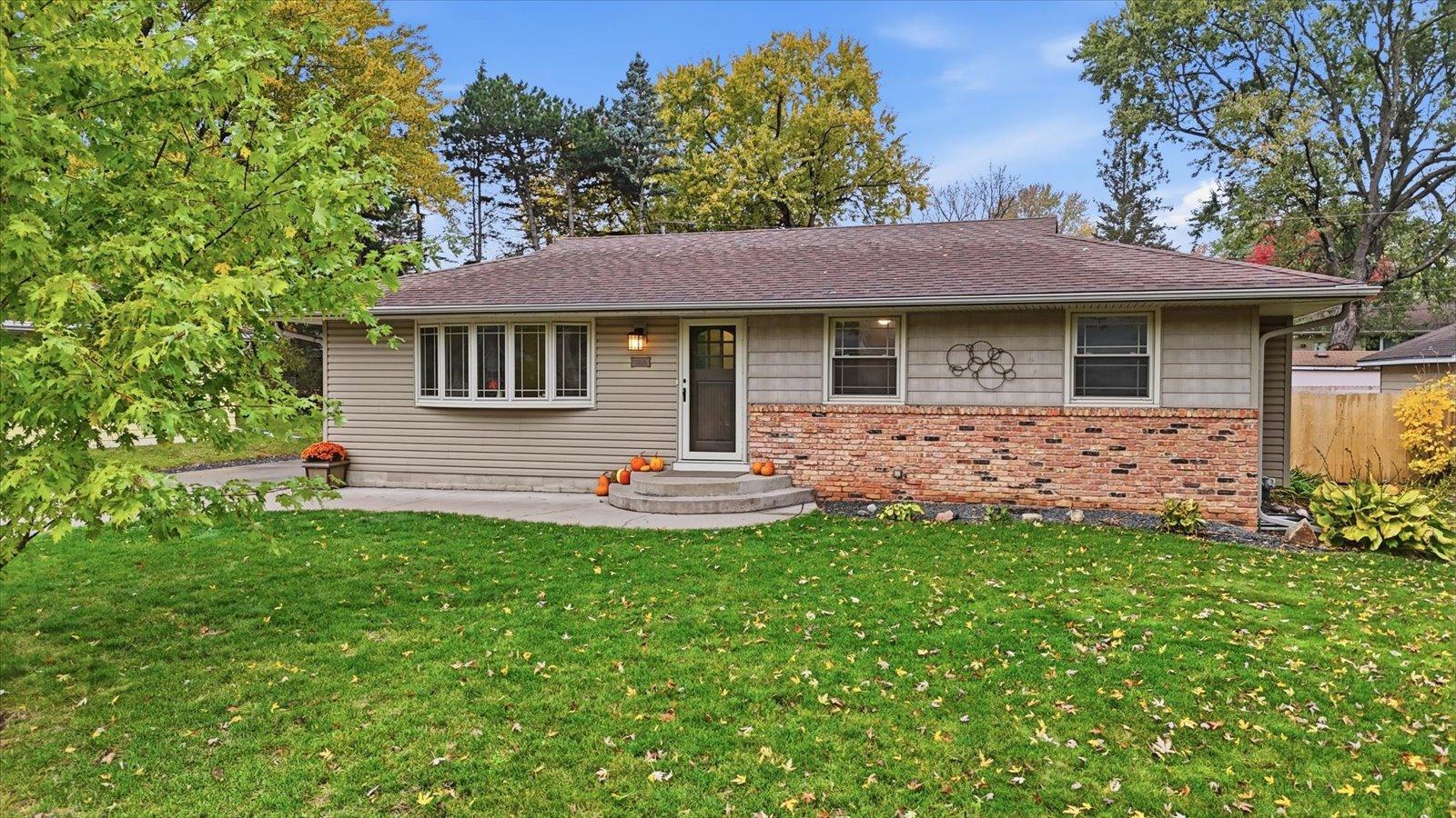 8900 60 1/2 Avenue N